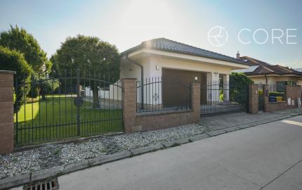 REZERVOVANÉ - Výnimočný 5-izbový rodinný dom s bazénom, samostatným podkrovím a krásnou záhradou – Malinovo, Broskyňová ulica