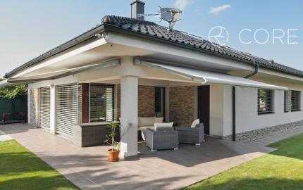 REZERVOVANÉ - Výnimočný 5-izbový rodinný dom s bazénom, samostatným podkrovím a krásnou záhradou – Malinovo, Broskyňová ulica