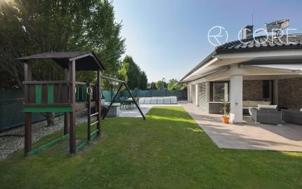 REZERVOVANÉ - Výnimočný 5-izbový rodinný dom s bazénom, samostatným podkrovím a krásnou záhradou – Malinovo, Broskyňová ulica