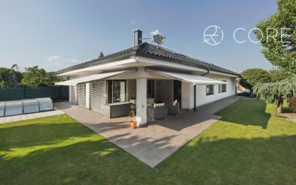 REZERVOVANÉ - Výnimočný 5-izbový rodinný dom s bazénom, samostatným podkrovím a krásnou záhradou – Malinovo, Broskyňová ulica