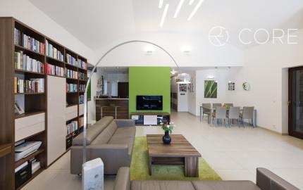 REZERVOVANÉ - Výnimočný 5-izbový rodinný dom s bazénom, samostatným podkrovím a krásnou záhradou – Malinovo, Broskyňová ulica