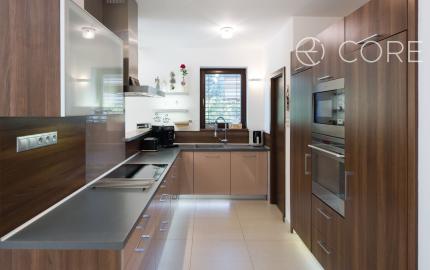 REZERVOVANÉ - Výnimočný 5-izbový rodinný dom s bazénom, samostatným podkrovím a krásnou záhradou – Malinovo, Broskyňová ulica