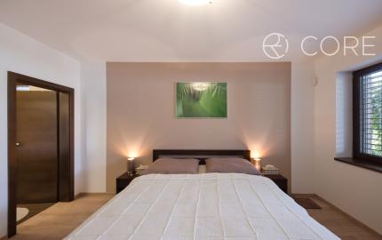 REZERVOVANÉ - Výnimočný 5-izbový rodinný dom s bazénom, samostatným podkrovím a krásnou záhradou – Malinovo, Broskyňová ulica