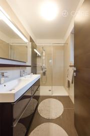 REZERVOVANÉ - Výnimočný 5-izbový rodinný dom s bazénom, samostatným podkrovím a krásnou záhradou – Malinovo, Broskyňová ulica