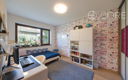 REZERVOVANÉ - Výnimočný 5-izbový rodinný dom s bazénom, samostatným podkrovím a krásnou záhradou – Malinovo, Broskyňová ulica