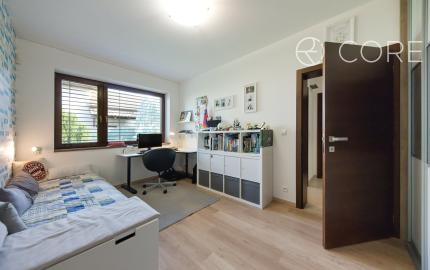 REZERVOVANÉ - Výnimočný 5-izbový rodinný dom s bazénom, samostatným podkrovím a krásnou záhradou – Malinovo, Broskyňová ulica