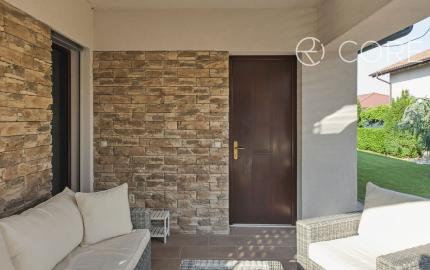 REZERVOVANÉ - Výnimočný 5-izbový rodinný dom s bazénom, samostatným podkrovím a krásnou záhradou – Malinovo, Broskyňová ulica