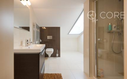 REZERVOVANÉ - Výnimočný 5-izbový rodinný dom s bazénom, samostatným podkrovím a krásnou záhradou – Malinovo, Broskyňová ulica