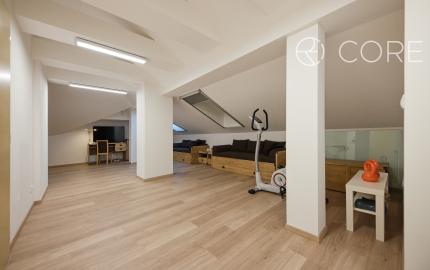 REZERVOVANÉ - Výnimočný 5-izbový rodinný dom s bazénom, samostatným podkrovím a krásnou záhradou – Malinovo, Broskyňová ulica