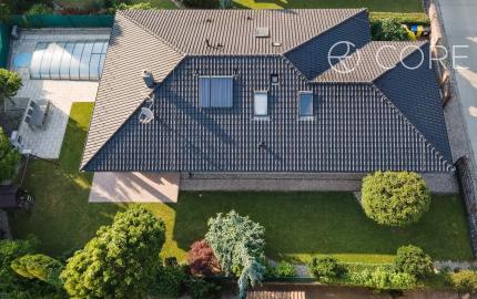 REZERVOVANÉ - Výnimočný 5-izbový rodinný dom s bazénom, samostatným podkrovím a krásnou záhradou – Malinovo, Broskyňová ulica